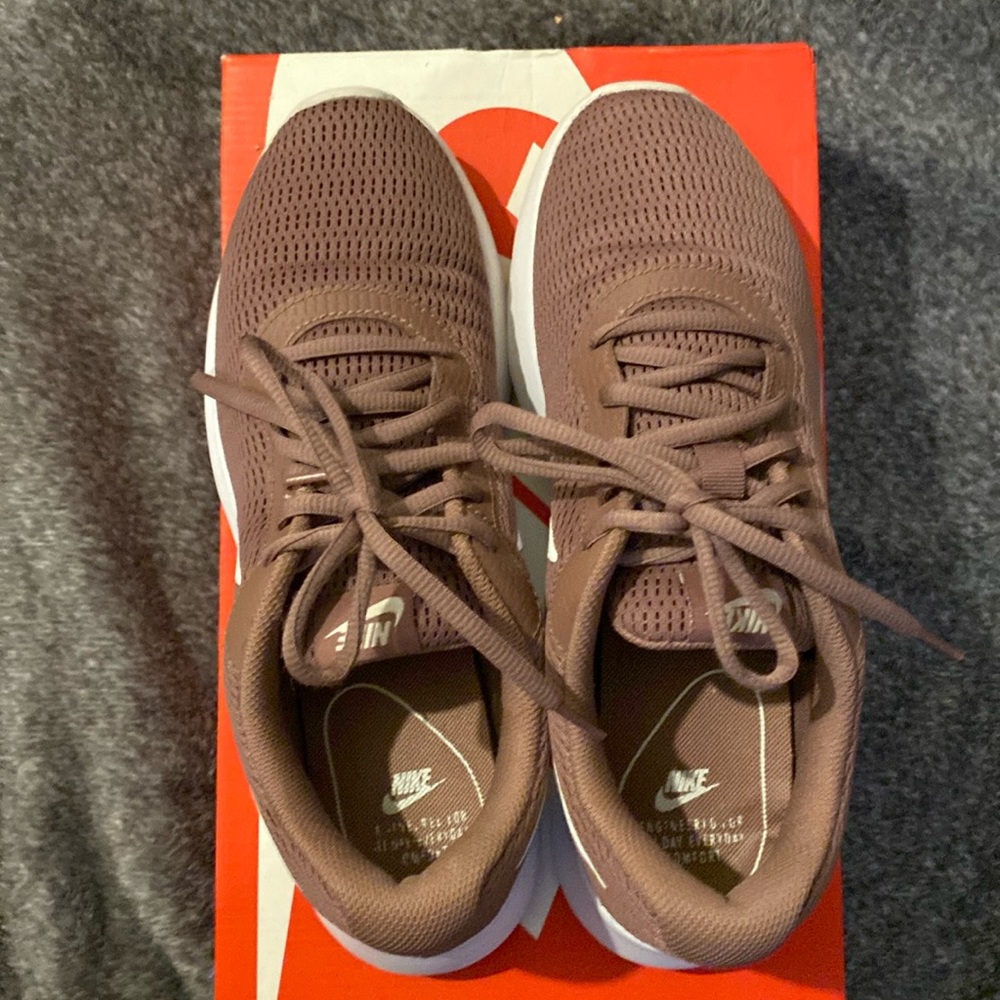 Nike Tanjun Smokey Mauve Women’s Running Shoes Size 9 in Original Box